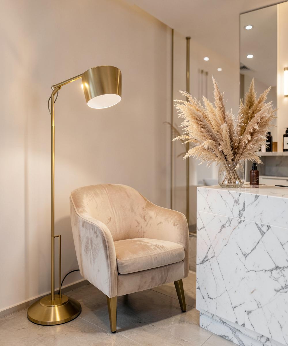 Recepção elegante do salão com poltrona e detalhes dourados — foto de exemplo