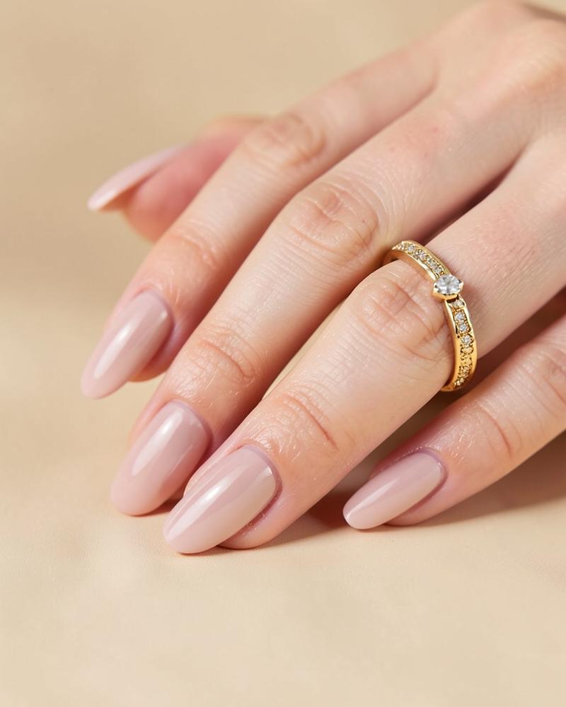 Unhas com esmaltação nude elegante — foto de exemplo